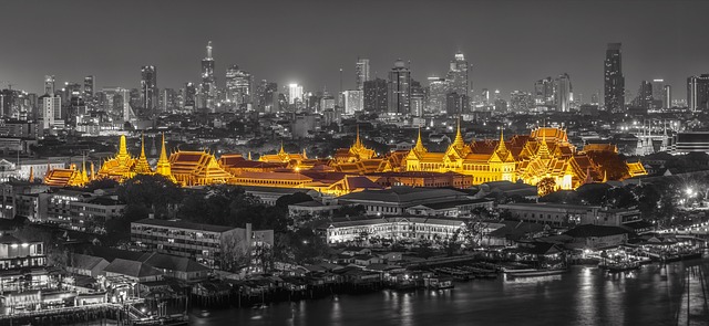 Vue de nuit sur le Grand Palais à Bangkok, l'une des principales attractions pour les touristes dans la ville
