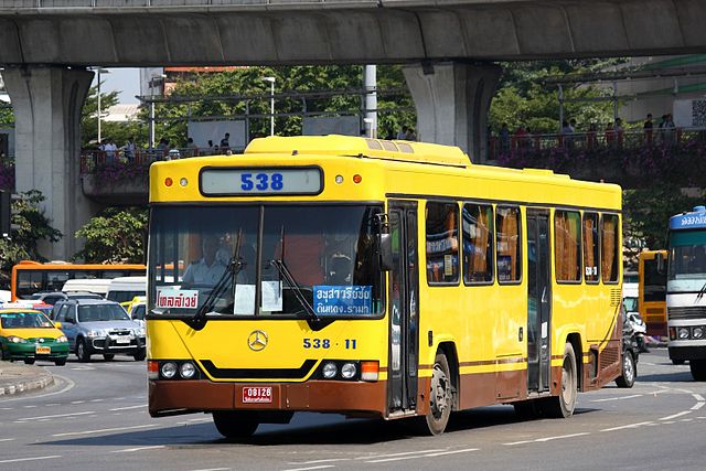 Un bus dans les rues de la capitale thaïlandaise Bangkok