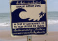 Un panneau d'avertissement sur le risque de tsunami