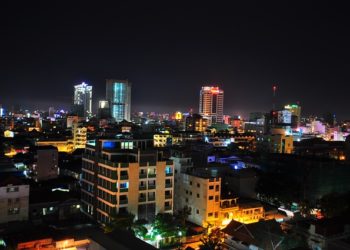 Vue de nuit sur les toits de Phnom Penh, la capitale du Cambodge
