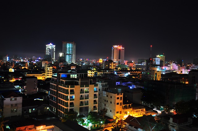 Vue de nuit sur les toits de Phnom Penh, la capitale du Cambodge