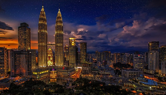 La capitale malaisienne Kuala Lumpur et ses fameuses tours jumelles Petronas