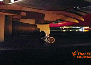 Une photo de l'avion Air Asia après qu'un de ses pneus ait éclaté en atterrissant à U-Tapao
