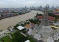 Vue sur le temple Wat Arun en travaux, la rivière Chao Phraya et la ville de Bangkok