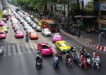 Vue sur une artère de Bangkok, ses nombreux taxis et ses bouchons