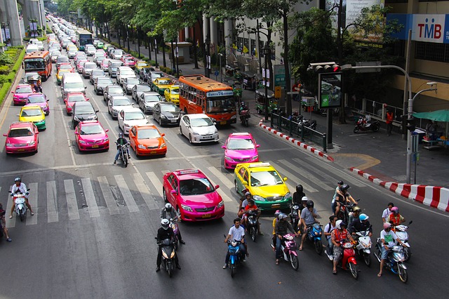 Vue sur une artère de Bangkok, ses nombreux taxis et ses bouchons