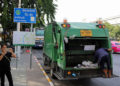 Un camion poubelle dans les rues de Bangkok, la capitale thaïlandaise