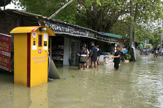 La police locale vient aider les habitants à déplacer leurs affaires sur l'île de Koh Lipe, samedi