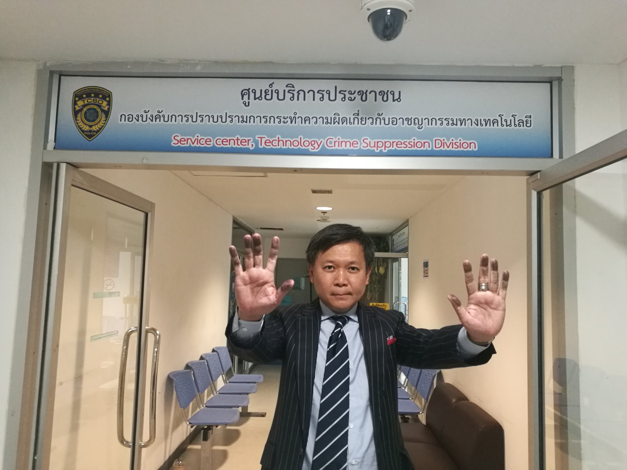 Le journaliste Pravit Rojanaphruk lors de sa convocation par la police