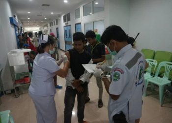 Des ressortissants birmans se font vacciner contre la grippe H1N1 en Thaïlande