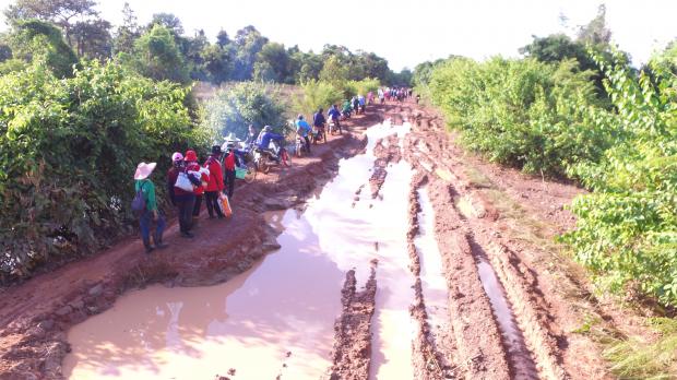 Une route endommagée par les inondations dans la Province de Nakhon Phanom