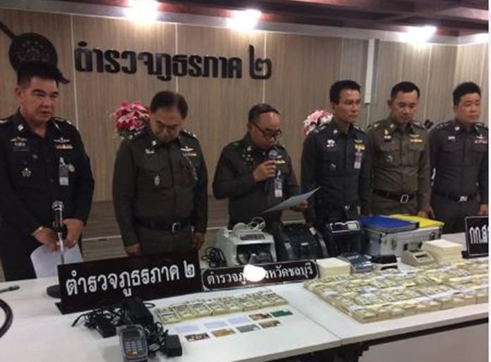 Conférence de presse de la police après le démantèlement du réseau à Chonburi