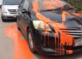 Un homme a été arrêté pour avoir jeté de la peinture orange sur un véhicule mal stationné devant sa maison