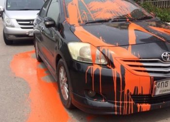 Un homme a été arrêté pour avoir jeté de la peinture orange sur un véhicule mal stationné devant sa maison