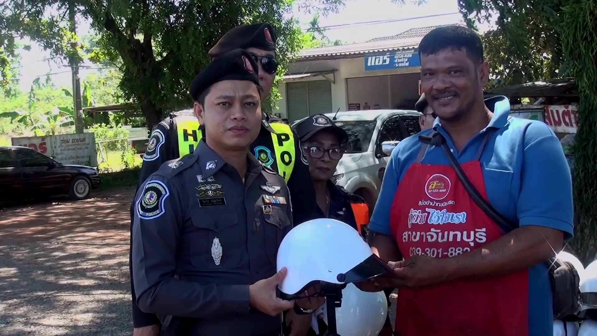 Les policiers de Chanthaburi ont décidé d'offrir des casques aux conducteurs de deux-roues