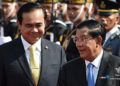À gauche le Premier Ministre thaïlandais Prayut Chan-ocha, à droite le Premier Ministre cambodgien Hun Sen