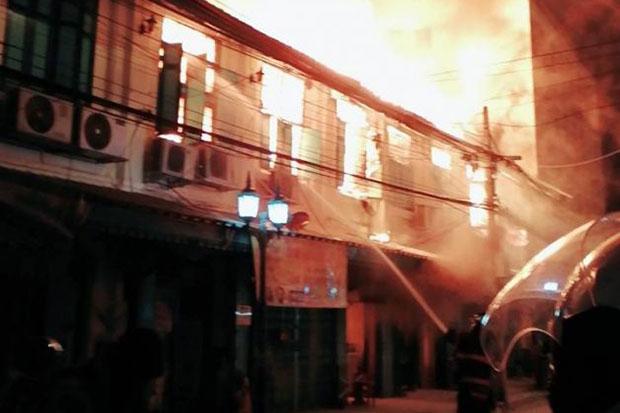 Dans la nuit de dimanche à lundi un incendie a détruit 13 maisons dans un quartier historique de Bangkok (Photo : JS 100)