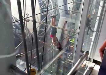 Une Mystérieuse "Femme Araignée" Escalade la Façade de l'Aéroport Suvarnabhumi