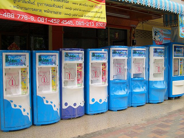 Des machines à eau dans une rue de Pattaya, en Thaïlande