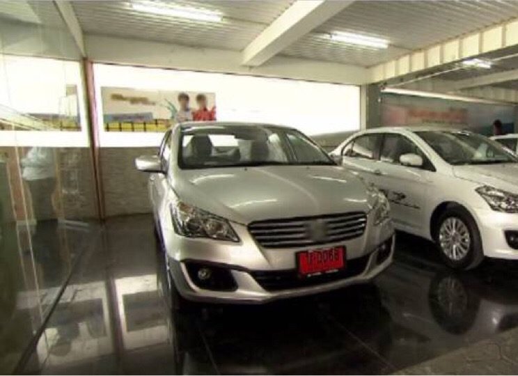 Les véhicules avec des plaques temporaires rouges devraient bientôt être interdits de circuler sur les routes thaïlandaises