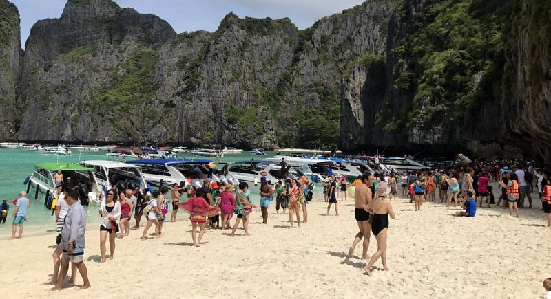 Le directeur de l'Office du Tourisme de Krabi a faire taire les rumeurs selon lesquelles les bateaux seraient bientôt interdits à Maya Bay, Koh Phi Phi