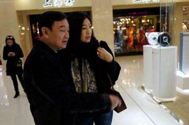 Les ex-premiers ministres Thaksin et sa sœur cadette Yingluck Shinawatra, aperçus récemment au Japon sur cette photo diffusée sur les réseaux sociaux, ont été vus mardi à Singapour.