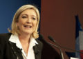 Marine Le Pen réélue à la tête du FN, changement de nom en vue