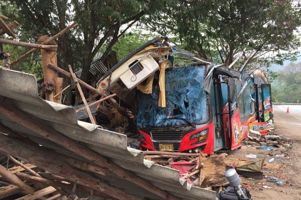 Un accident de car survenu dans la province de Nakhon Ratchasima a fait au moins 18 victimes