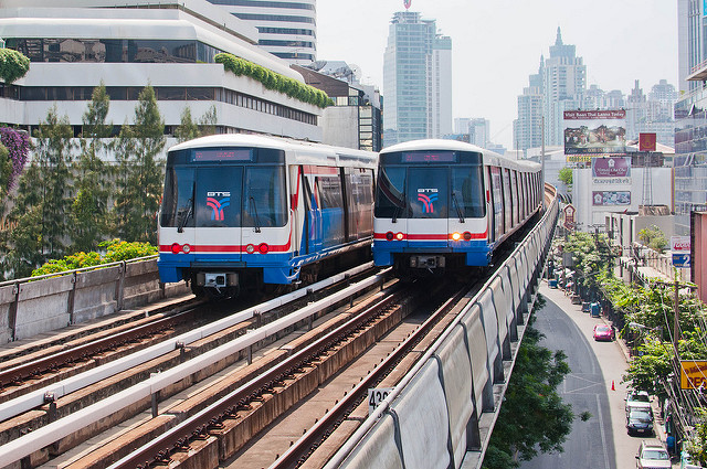 Deux rames du métro aérien BTS se croisent à la station Nana de Bangkok