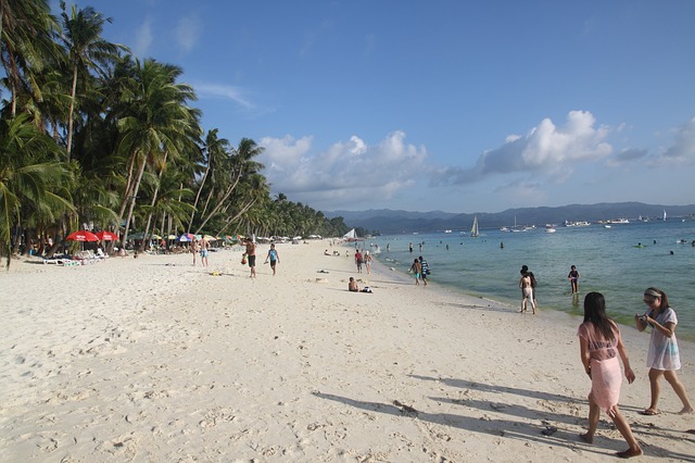 Vue sur une plage de Boracay, aux Philippines. Le président Rodrigo Duterte ordonné la fermeture totale de l'île au public pendant six mois pour résoudre les problèmes environnementaux.