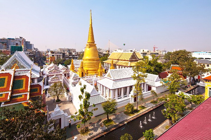 L'Office du Tourisme de Thaïlande a mis en place un service de bus gratuits permettant de visiter 10 temples de Bangkok, à l'occasion de Songkran