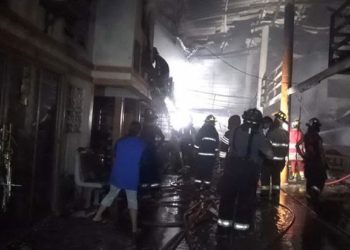 Un incendie détruit une usine de sièges auto à Samut Prakan