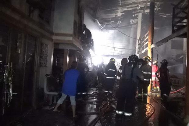 Un incendie a ravagé une usine de sièges pour voitures à Samut Prakan, samedi soir