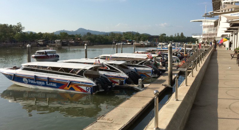 À Phuket, un speedboat a subitement pris feu à cause d'une cigarette, vendredi après-midi