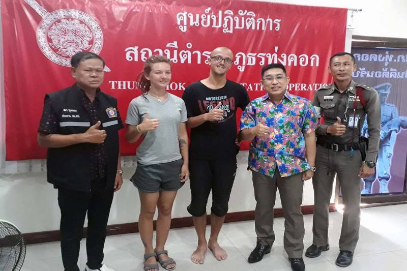 Deux touristes russes ont remercié la police thaïlandaise de les avoir hébergé