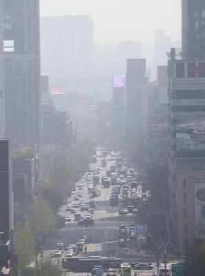 Le 11 avril 2018, le centre-ville de Séoul a été enveloppé de brume, la capitale sud-coréenne étant frappée par des particules fines et du sable jaune provenant de Chine