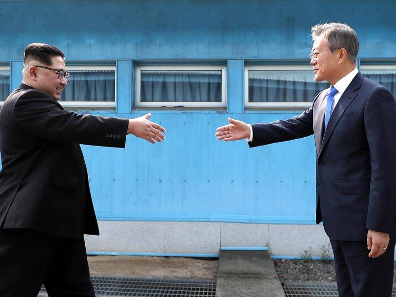Le président nord-coréen Kim Jong Un et le président sud-coréen Moon Jae se serrent historiquement la main, un événement salué par la Thaïlande