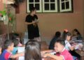 Une enseignante d'Ang Thong offre des cours de langues gratuits aux enfants des zones reculées