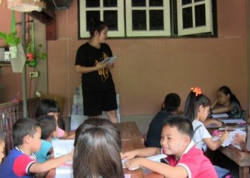 Une enseignante d'Ang Thong offre des cours de langues gratuits aux enfants des zones reculées