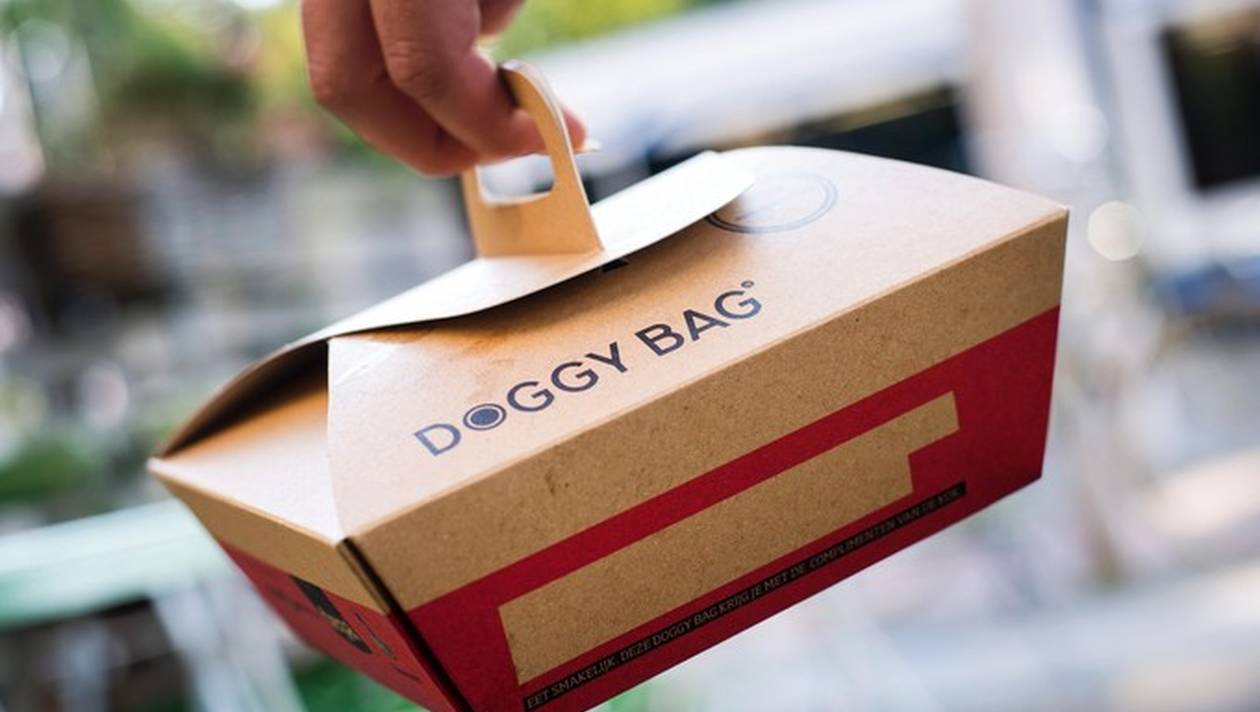 Les doggy-bags permettent désormais aux clients des restaurants en France de repartir avec les restes de leur repas 