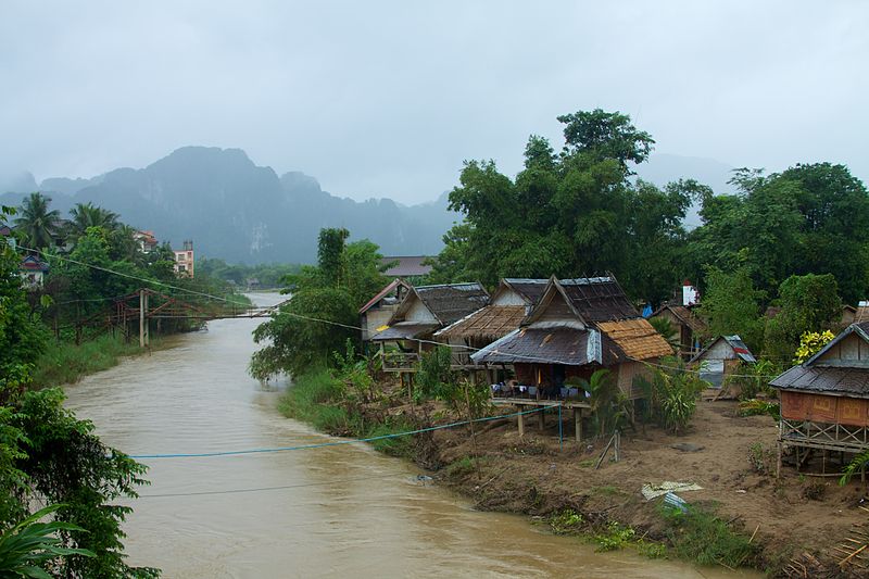 Le paysage pittoresque des montagnes karstiques de Vang Vieng au Laos