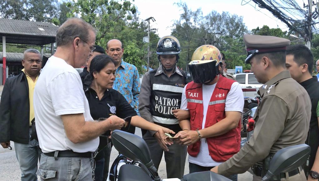Un chauffeur de moto-taxi a été arrêté à Phuket pour avoir volé de l'argent et un iPhone à un touriste australien