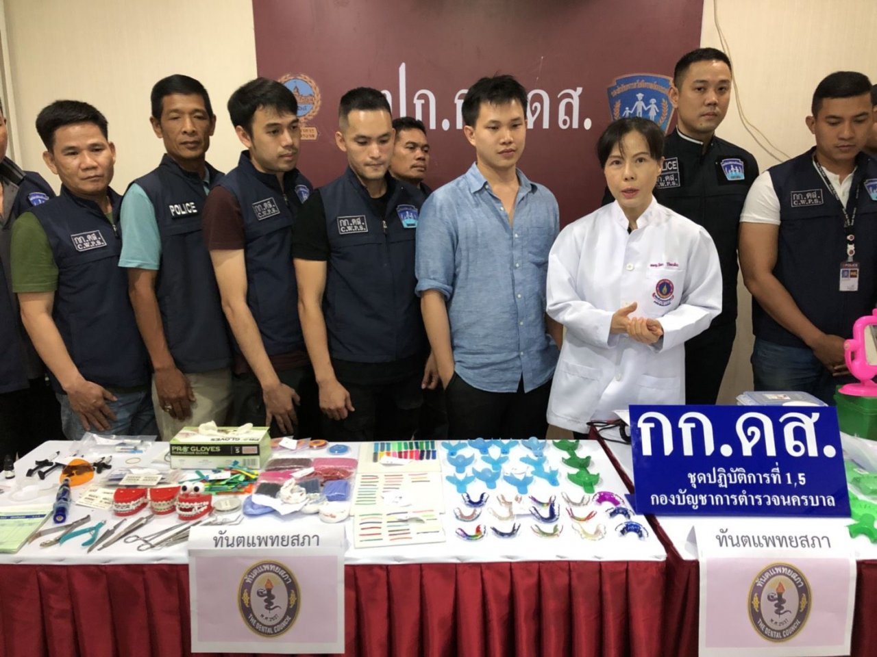 La police thaïlandaise a récemment arrêté deux dentistes amateurs qui proposaient des soins dentaires à des prix extrêmement bas