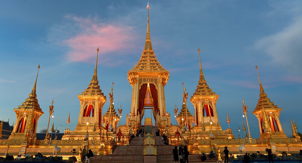 La déconstruction du Crématorium Royal est désormais achevée et ses différents éléments ont été divisés et exposés à travers la Thaïlande
