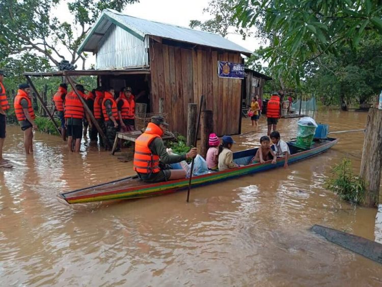 Le Gouvernement cambodgien a donné l'ordre d'évacuer 25 000 personnes vivant dans des zones inondées après l'effondrement d'un barrage au Laos cette semaine