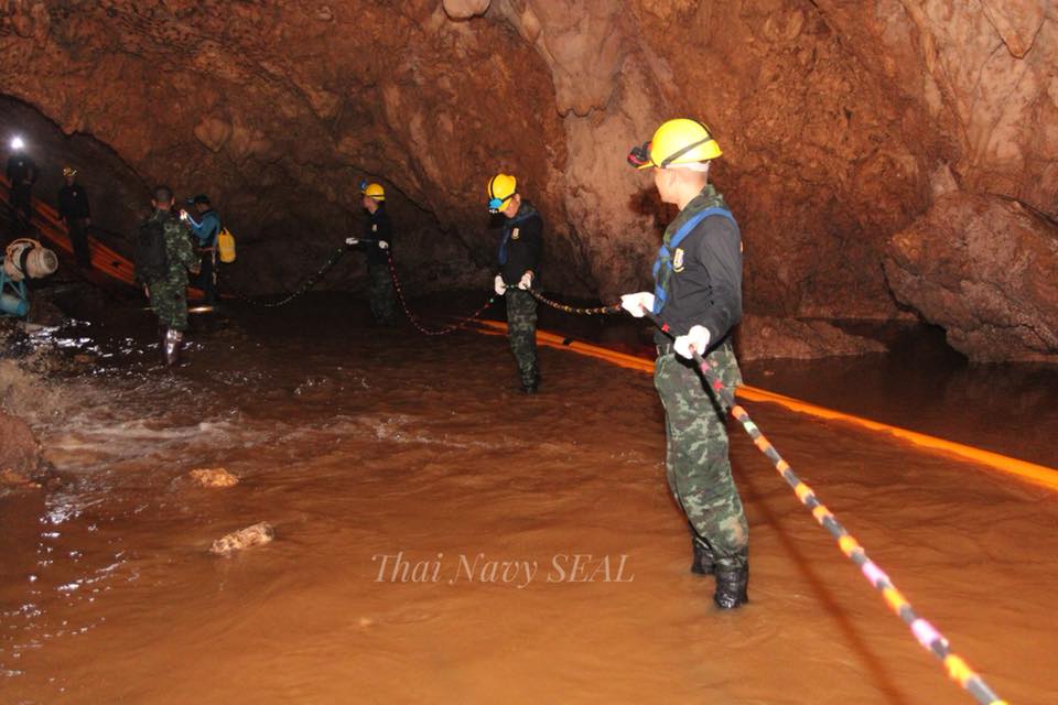 Les autorités ont officiellement lancé l'opération d'évacuation des 13 personnes coincées dans la grotte de Tham Luang, en Thaïlande