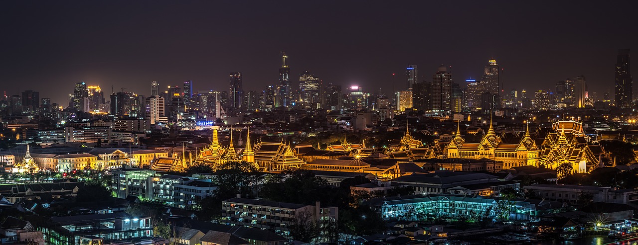 Vue nocturne sur le Palais Royal de Bangkok