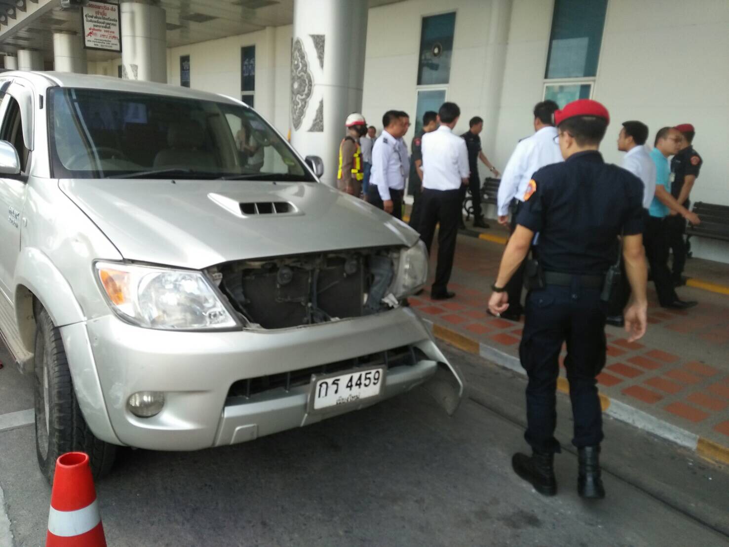 Une conductrice a percuté un agent de sécurité de l'aéroport de Chiang Mai avec son véhicule, après une contravention de stationnement