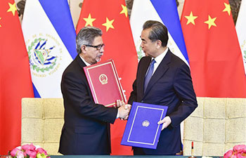 Le ministre des Affaires étrangères du Salvador Carlos Castaneda (à gauche) et son homologue chinois Wang Yi (à droite) lors d'une cérémonie de signature visant à établir des liens diplomatiques avec la Chine mardi