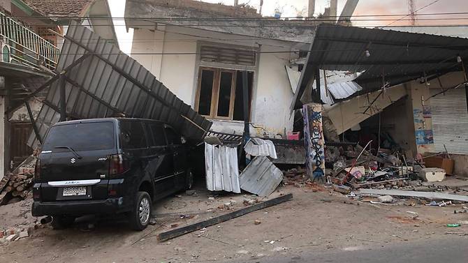 Des maisons dans le village de Pemenang, district de Lombok Nord, ont été détruites par le tremblement de terre de magnitude 6,9 qui a frappé l'île le dimanche 5 août